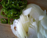 Foto del paso 4 de la receta: Bacalao frito con langostinos, cebollas y pimiento