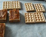 Une image de l'étape 1 de Gaufrettes caramel beurre salé et glaçage rocher.