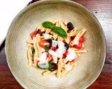 Foto del passaggio 4 della ricetta Casarecce con pomodorini, basilico, olive nere e grana