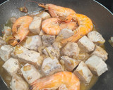 Foto del paso 5 de la receta: Bonito encebollado con langostinos y patatas