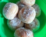 Foto langkah ke 5 dari resep Donat maizena super empuk.