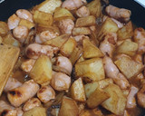 Foto del paso 5 de la receta: Salchichas de pollo con patatas