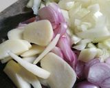 Foto langkah ke 2 dari resep Tumis Kol Ungu.