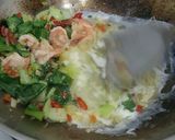 Foto langkah ke 12 dari resep Mie Goreng Udang Pedas.