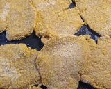 Foto del paso 3 de la receta: Milanesas de peceto al horno con ensalada verde y papas noisette