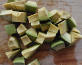 Foto del paso 2 de la receta: Huevo con aguacate y tomates uva