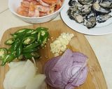 Foto langkah ke 2 dari resep Tumis udang cabe hijau.