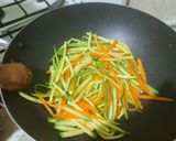 Une image de l'étape 3 de Nouilles chinoises sautées aux légumes.