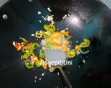 Foto langkah ke 3 dari resep Cumi kangkung saus tiram.