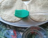 Foto del paso 1 de la receta: Totopos y tostadas de tortilla de maíz
