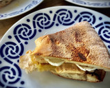 Foto del paso 4 de la receta: Bocadillo caliente de rulo cabra con bonito y cebolla caramelizada