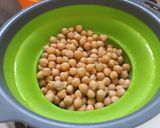 Foto del passaggio 2 della ricetta Insalata di ceci con pomodorini, olive nere e acciughe