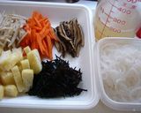 A picture of step 1 of Stir-fried Shirataki.