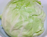 A picture of step 1 of Curry cabbage.