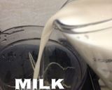 A picture of step 1 of Gulkand MilkShake.