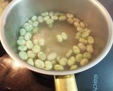 Foto del paso 1 de la receta: Habas estofadas con Salchichas y botifarra negra