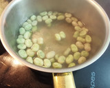 Foto del paso 1 de la receta: Habas estofadas con Salchichas y botifarra negra