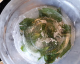 Foto del paso 1 de la receta: Helado de mandarina con gelatina de limón al vodka, frambuesas y azahar con hierbabuena