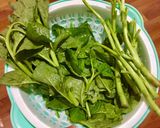 Hình bước làm 1 của món Canh mồng tơi giò sống cà chua 10 phút