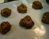 A picture of step 5 of Crispy Cocoa & Chocolate Cookies.