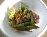 A picture of step 6 of Pork and Asparagus Tossed in Egg Yolk and Soy Sauce.