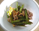 A picture of step 6 of Pork and Asparagus Tossed in Egg Yolk and Soy Sauce.