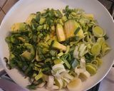 Foto del paso 1 de la receta: Tortilla zapallito, puerro y morron verde