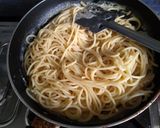 A picture of step 4 of White sauce spaghetti.