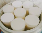 Hình bước làm 2 của món Sữa chua úp ngược