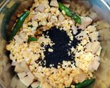 A picture of step 2 of Moong Dal Vada (Pakoda).
