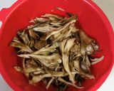A picture of step 3 of No-Fail Mixed Maitake Mushroom Rice.