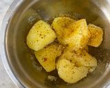 صورة لخطوة 1 من وصفة -بيتزا البطاطس اللذيذه🍕🥔!