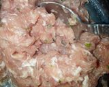 Hình bước làm 2 của món Scotch Eggs (Trứng lòng đào bọc thịt chiên xù)