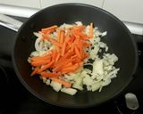 Foto del paso 1 de la receta: Fideos de arroz (noodles) con ternera y verduras al curry