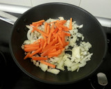 Foto del paso 1 de la receta: Fideos de arroz (noodles) con ternera y verduras al curry