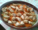 Zapiekanka z ziemniaków, marchewki, filetów z kury, i sosem pieczarkowym krok przepisu 6 zdjęcie