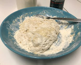 Foto del paso 2 de la receta: Masa de pizza fina y crujiente (sin levadura)