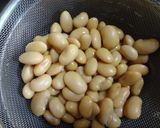 A picture of step 2 of Italian-Style Stewed White Kidney Beans.