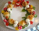 A picture of step 8 of Christmas Frankfurter Sausage Pie Wreath.