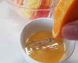Foto del paso 4 de la receta: Ensalada exótica de mango y surimi con vinagreta de naranja
