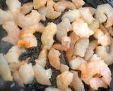 Foto del paso 1 de la receta: Revuelto de gambas y huevo