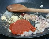 A picture of step 2 of Eggs With Onion And Cheese Burger.