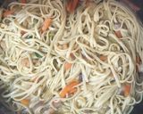 Foto del paso 3 de la receta: Tallarines con verduras y gambas al wok 🍜🍤