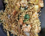 Foto langkah ke 5 dari resep Mie Goreng Udang.