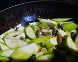 Hình bước làm 4 của món Mướp_ giá đỗ xào lòng gà