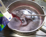 A picture of step 6 of Jiggly Agar Grape Jello.