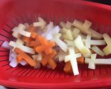 Une image de l'étape 5 de Poêlée de doigts et croix d Halloween (panais pommes de terre patate douce navet saucisses).