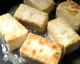 A picture of step 2 of Agedashi Tofu (Pan-fried Tofu in Dashi).