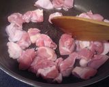 A picture of step 2 of Sukiyaki Style Stewed Chicken and Chinese Cabbage.