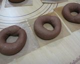 A picture of step 5 of Easy Chocolate Bagels.